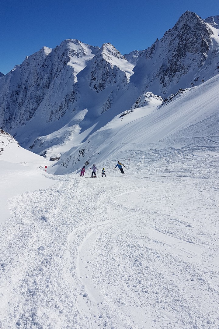 Dzieci w szkółce narciarskiej na lodowcu Stubai