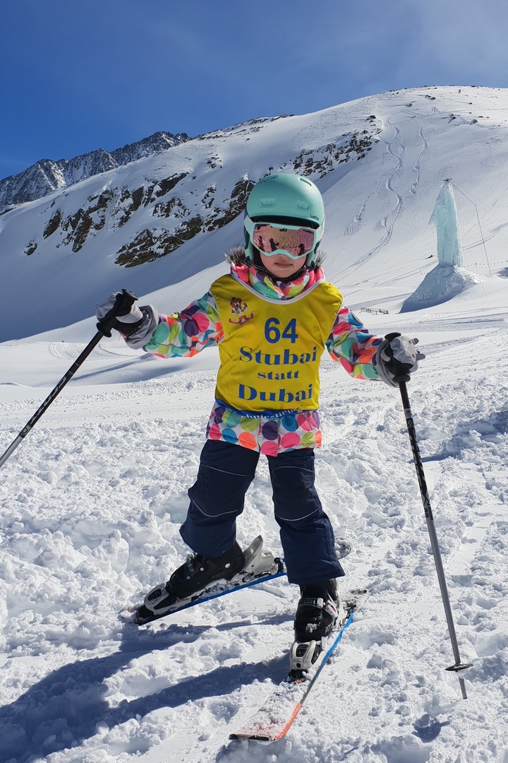 Dzieci w szkółce narciarskiej na lodowcu Stubai
