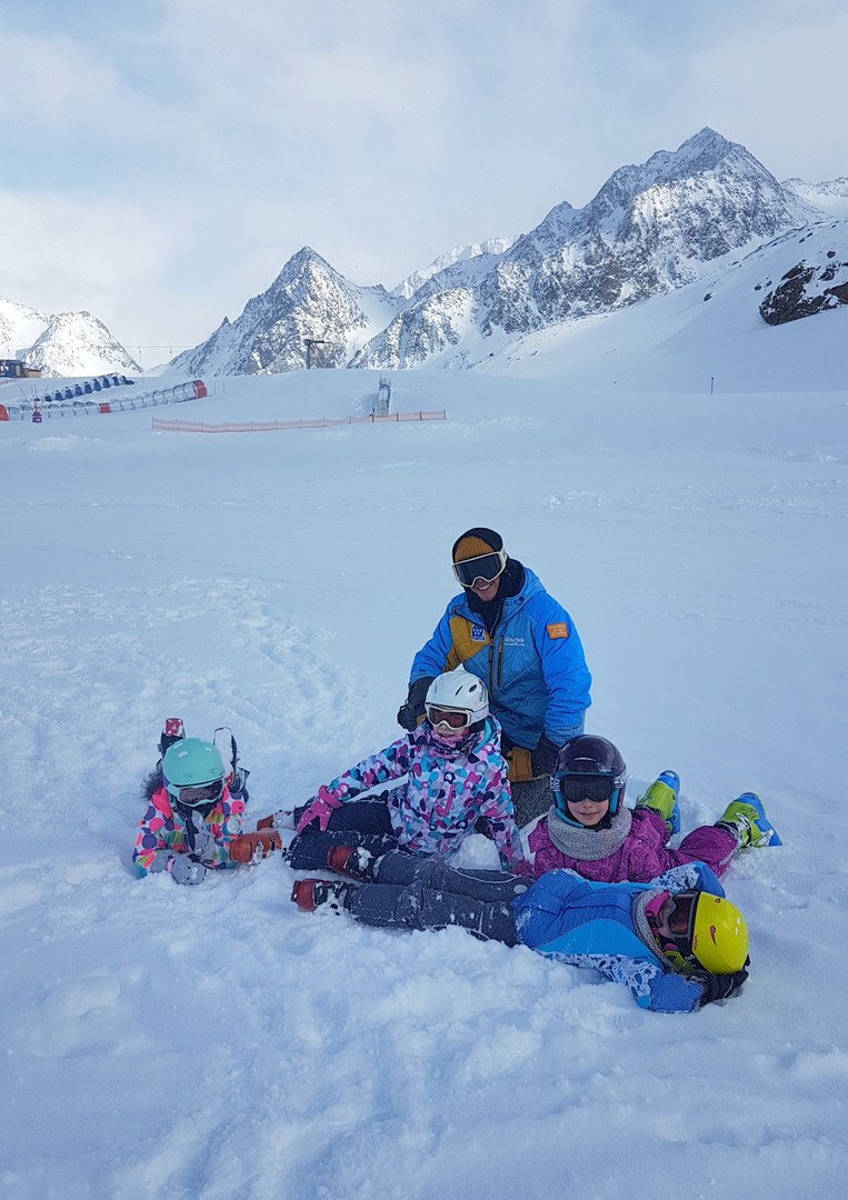 dzieci na nartach Stubaier Gletscher