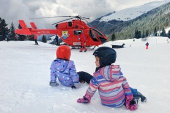 Polisa narciarska na wyjazd z dziećmi? Wszystko, co musisz wiedzieć o ubezpieczeniu w podróży