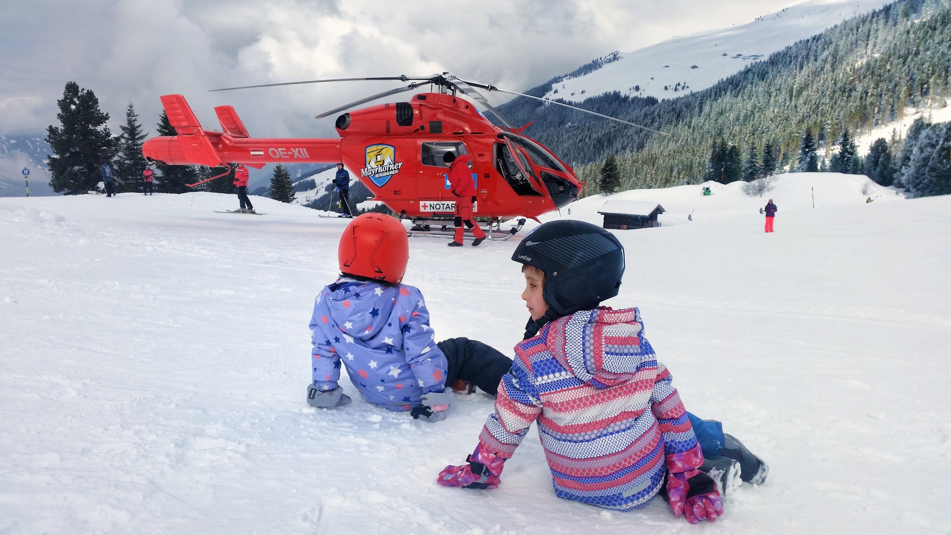 helikopter w Alpach polisa narciarska