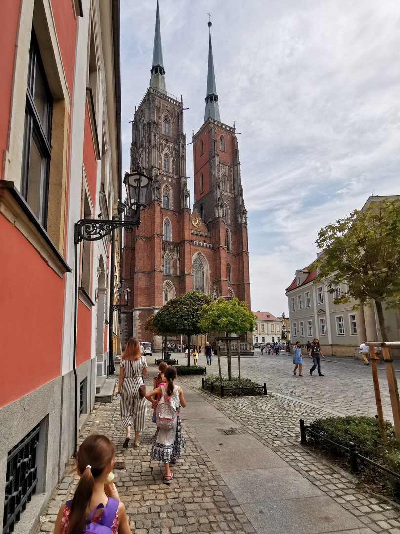 Ostrów Tumski z dziećmi, Wrocław