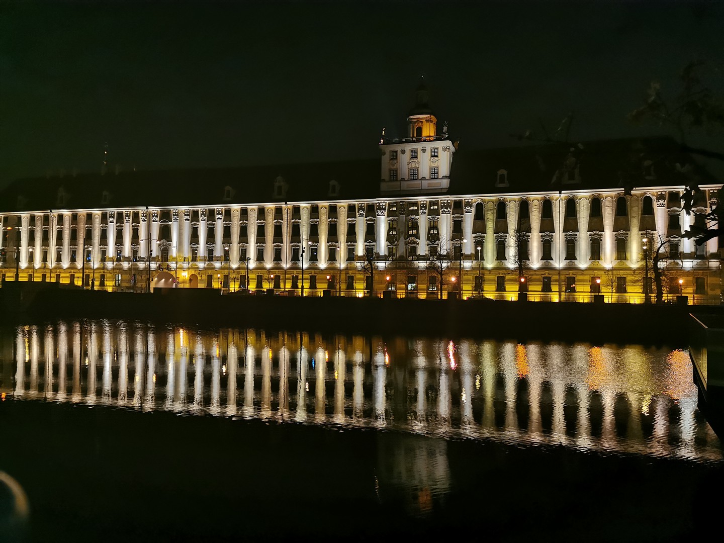 Uniwersytet Wrocławski nocą