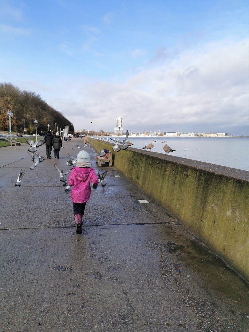 Bulwar Nadmorski zimą - Gdynia z dziećmi 