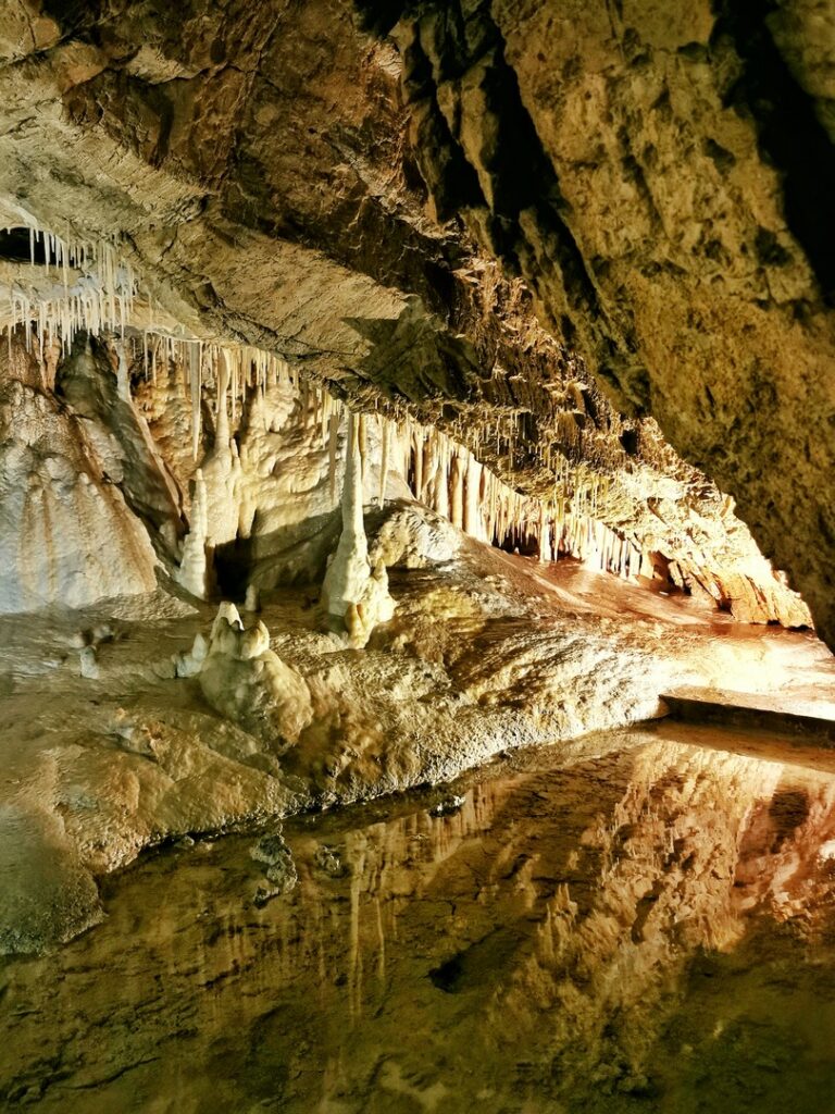 Jaskinia Niedźwiedzia – czy to najpiękniejsza jaskinia w Polsce?