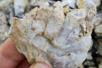 Gdzie szukać minerałów na Dolnym Śląsku? Góry Izerskie: granaty i kryształy górskie