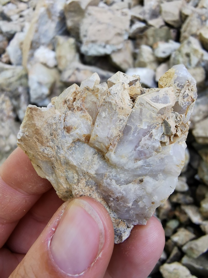Nieczynny kamieniołom kwarcu na Rozdrożu Izerskim