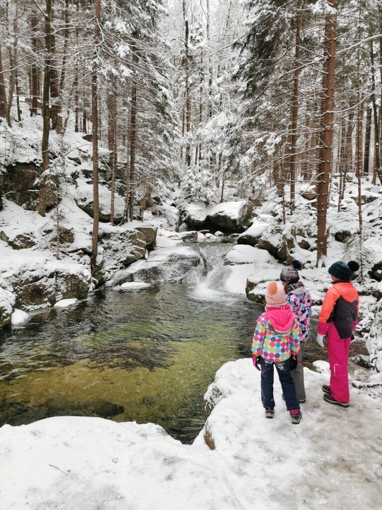 Karkonosze z dziećmi zimą: wodospad Podgórnej i Kaskada Myi