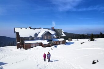 Najłatwiejszy szlak na Śnieżnik zimą, wyludniona wieś i brzydka wieża