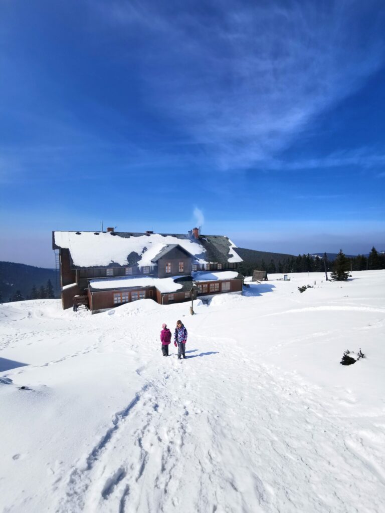 Najłatwiejszy szlak na Śnieżnik zimą, wyludniona wieś i brzydka wieża